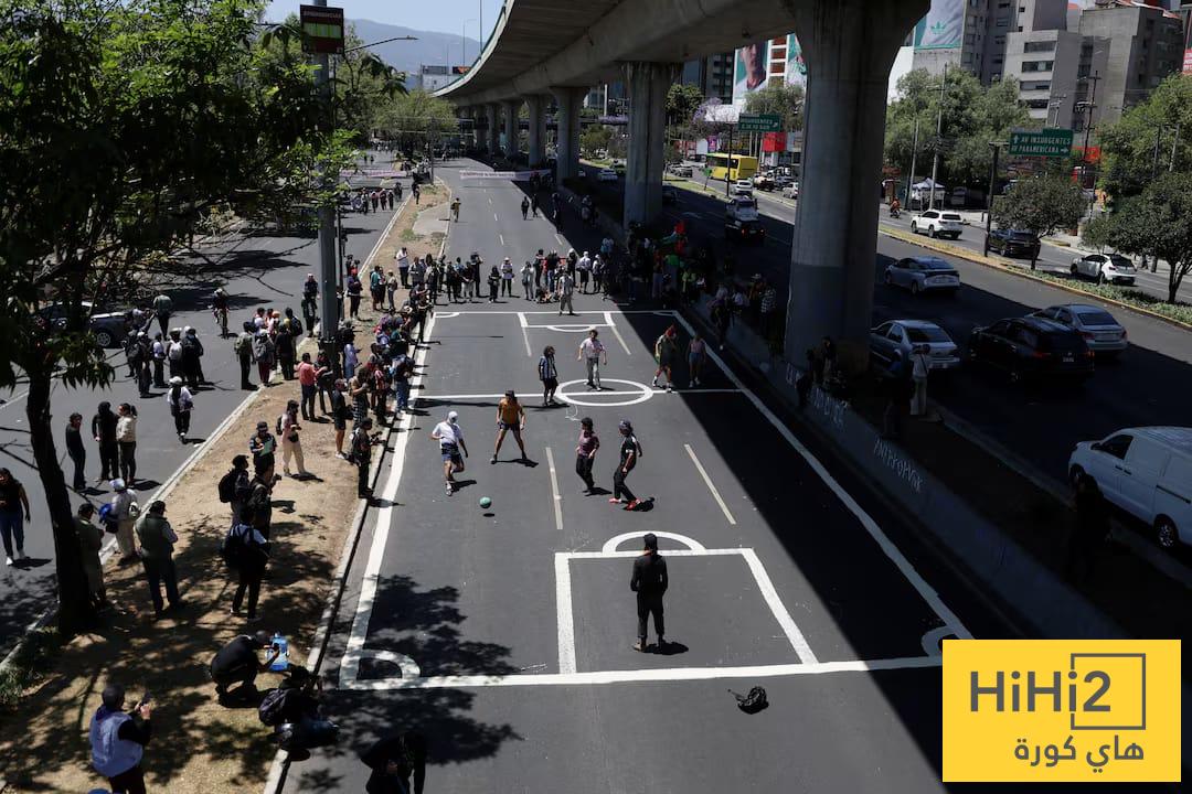 احتجاجًا على مونديال 2026.. مكسيكيون يحولون طريقًا سريعًا لملعب كرة قدم