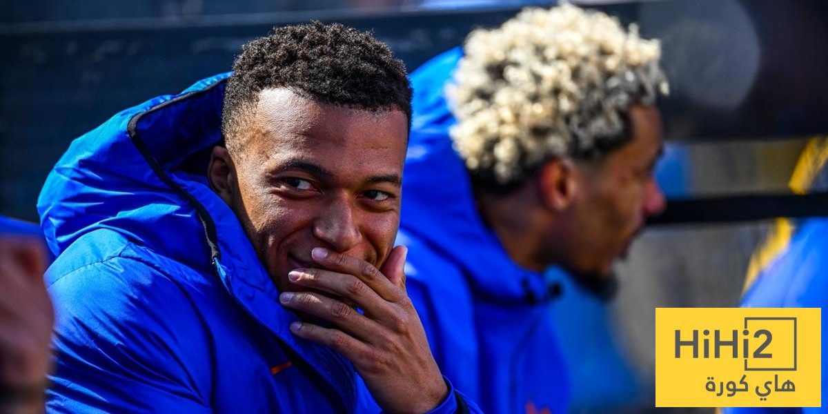 صور: مبابي يجد طريقة لتسلية زملاءه على مقاعد البدلاء