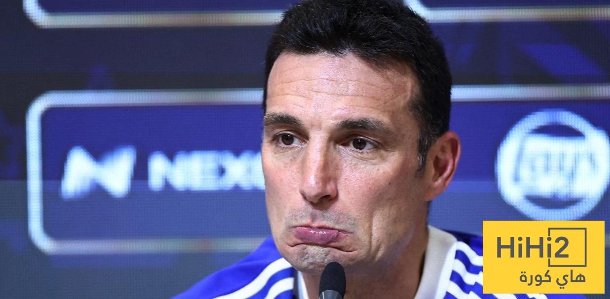 صور : مشجع أرجنتيني يقتحم مؤتمر سكالوني .. والسبب غريب !