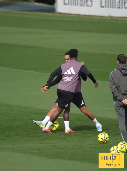 صور ..  فينيسيوس يحرج أرنولد في التدريبات والجميع يضحك 3