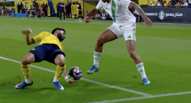 صور – لمسة يد بوشال تشعل الجدل في مباراة النصر والأهلي 3