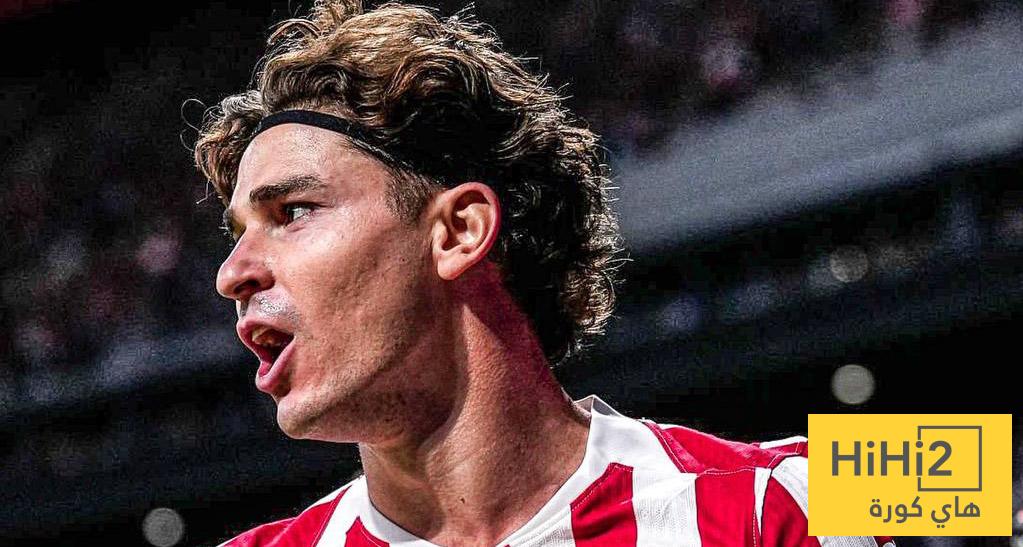 تحت أعين برشلونة .. ألفاريز يغادر الملعب على “نقالة”