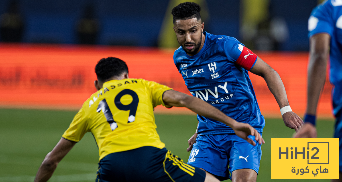 صورة – نجم ريال مدريد يتابع قمة النصر والهلال