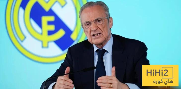 صور .. بيريز في جدال مع أحد المشجعن من داخل المقصورة