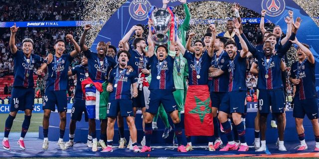 أول لاعب يكافئه باريس سان جيرمان بتجديد عقده بعد التتويج بالأبطال