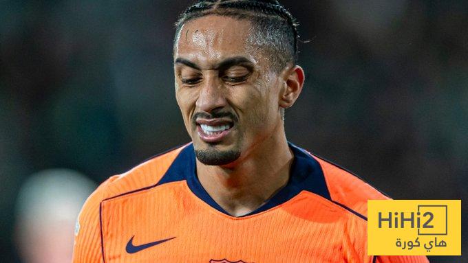 عرض يهدد بقاء رافينيا في برشلونة !
