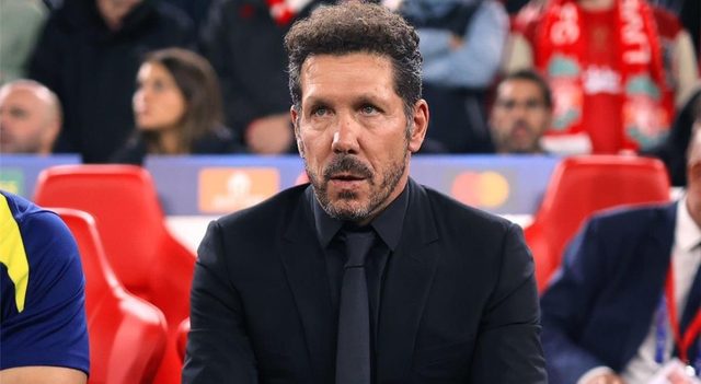 صورة .. بهذه الطريقة سيميوني يجيب على سؤال يتعلق بألفاريز