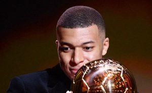 لاعب برشلونة السابق يختار مبابي للفوز بالكرة الذهبية ويكشف السبب