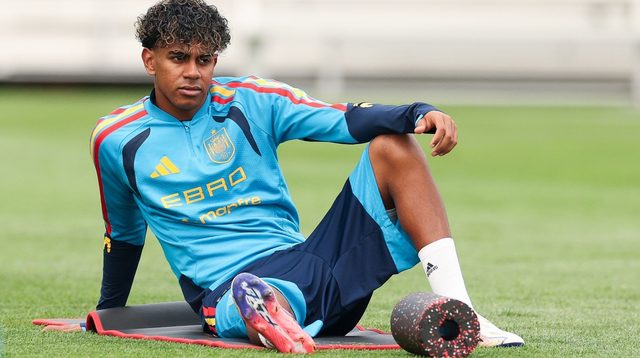جماهير برشلونة تهاجم صحفي بسبب لامين