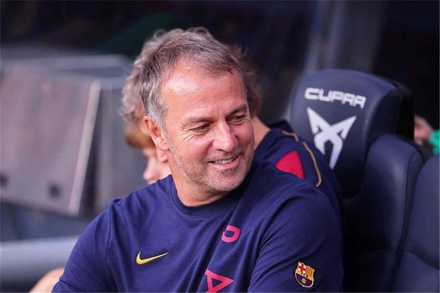 تألق لاعبي برشلونة يضع فليك في ورطة